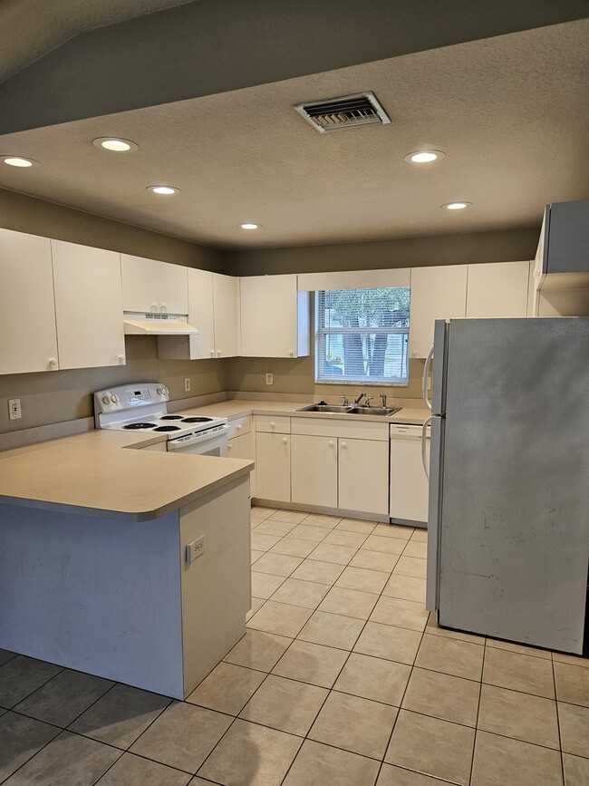 Building Photo - 2833 Stoneland Ln