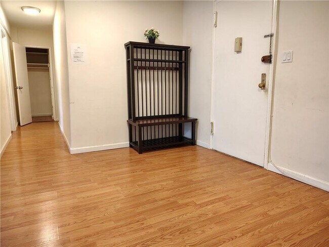Foto del edificio - 2299 E 13th St