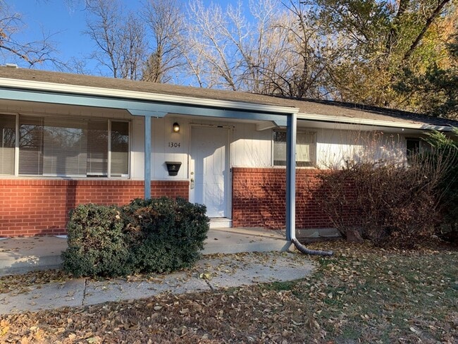 Building Photo - STUDENTS WELCOME! Spacious 5 Bed 2 Bath Ranch Home