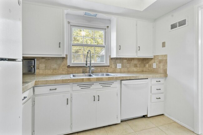 Foto del edificio - 3836 Woodmont Rd