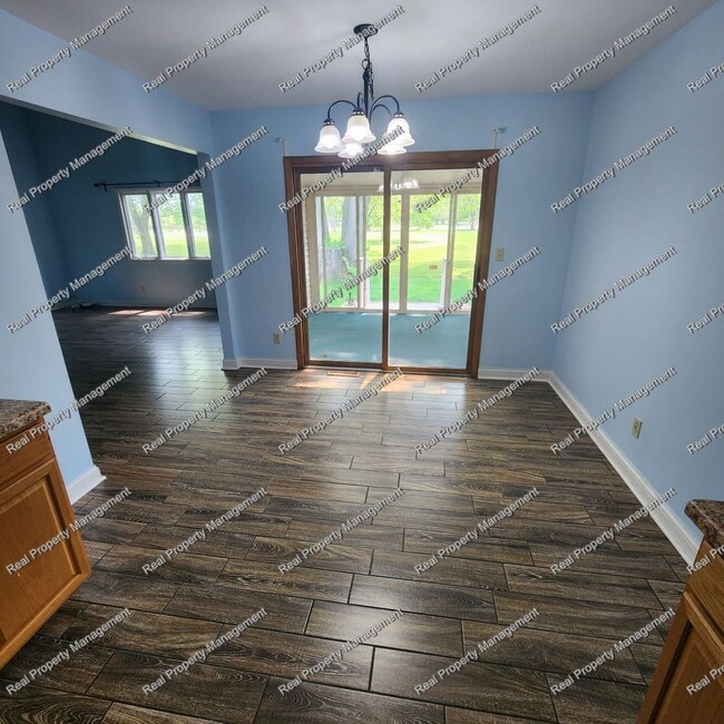 Building Photo - Three Bed Chesterton Townhome