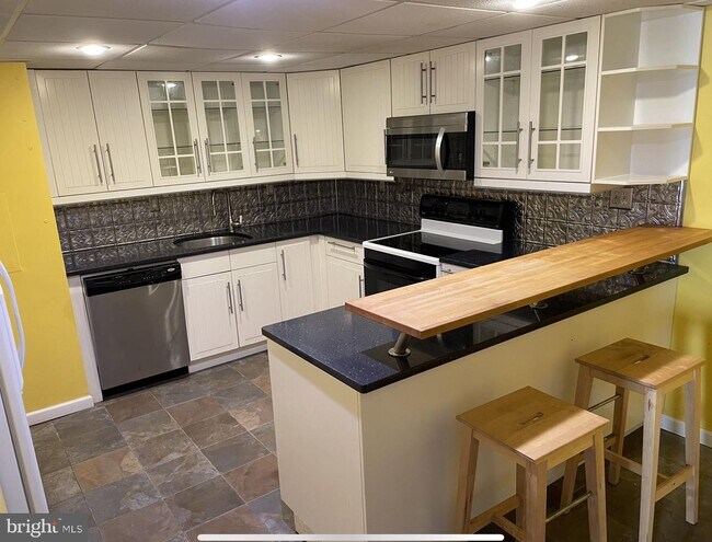 Foto del edificio - 2411 Forest Ln