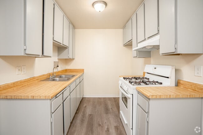 1BR, 1BA - 576SF - Kitchen - 7762 Foothill Blvd