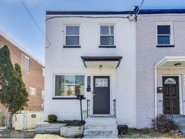 Building Photo - 669 Oglethorpe St NE