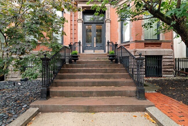 Foto del edificio - 302 Commonwealth Ave