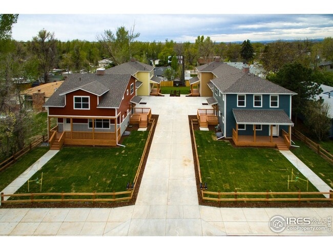Building Photo - 4 Bedroom Townhome Available in Early Sept...