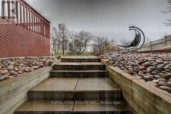 Photo du bâtiment - 5223 Tagish Ct