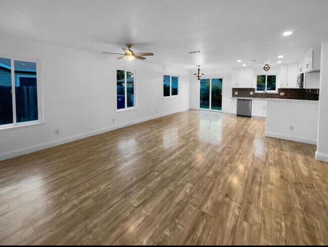 Building Photo - 1108 Frienza Ave