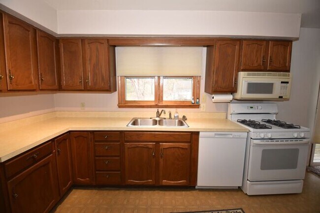 Foto del edificio - Mishawaka- 3 bedroom Country living near the Main Street Shopping and Edison Lakes business distr...