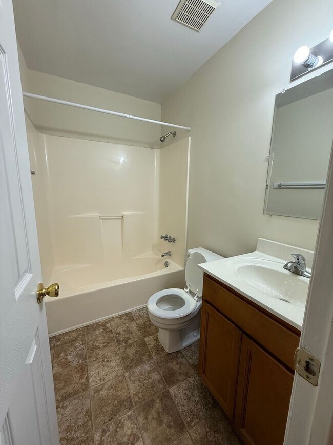 Foto del edificio - Nice 2 bedroom, 2 bath Duplex