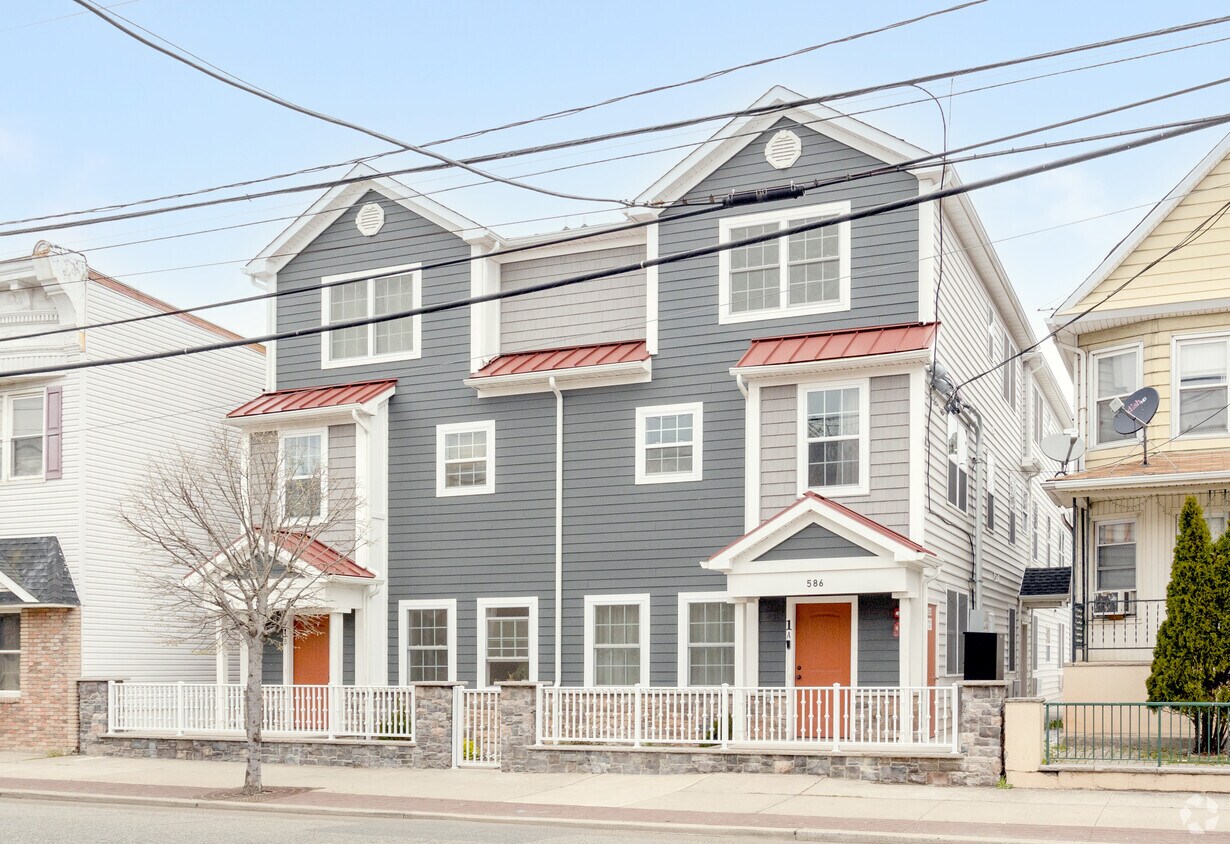 Building Photo - 586 Roosevelt Ave