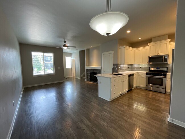 Foto del edificio - 3 Bedroom Townhome  in SW Redmond  - Parkl...