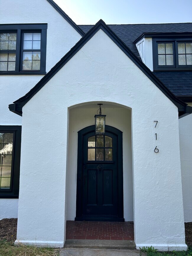 Foto del edificio - 716 Riverside Dr