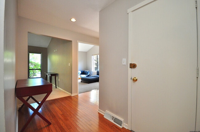 Building Photo - 16 Applewood Ln