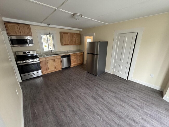 Building Photo - Newly Renovated 3BR Apartment with Modern Updates – Convenient Location!