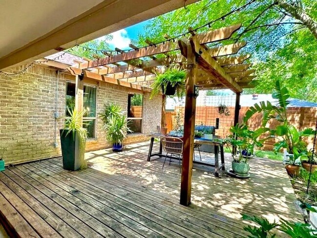 Foto del edificio - 1101 Stoneoak Ln