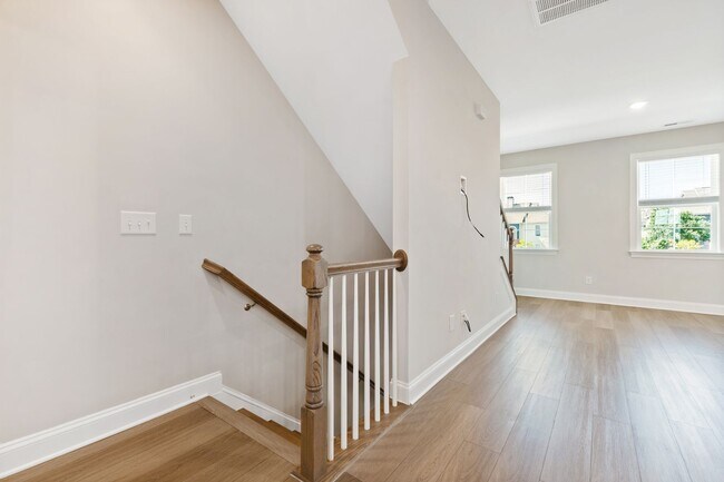 Building Photo - 4 Bedroom/3.5 bath luxurious townhome in S...