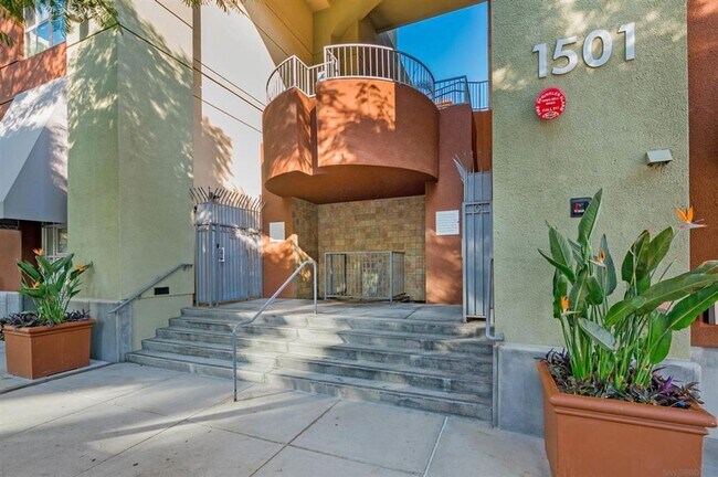 Foto del edificio - Beautiful One Bedroom Condo in the " Piazza Palermo." building! Pet considered!!