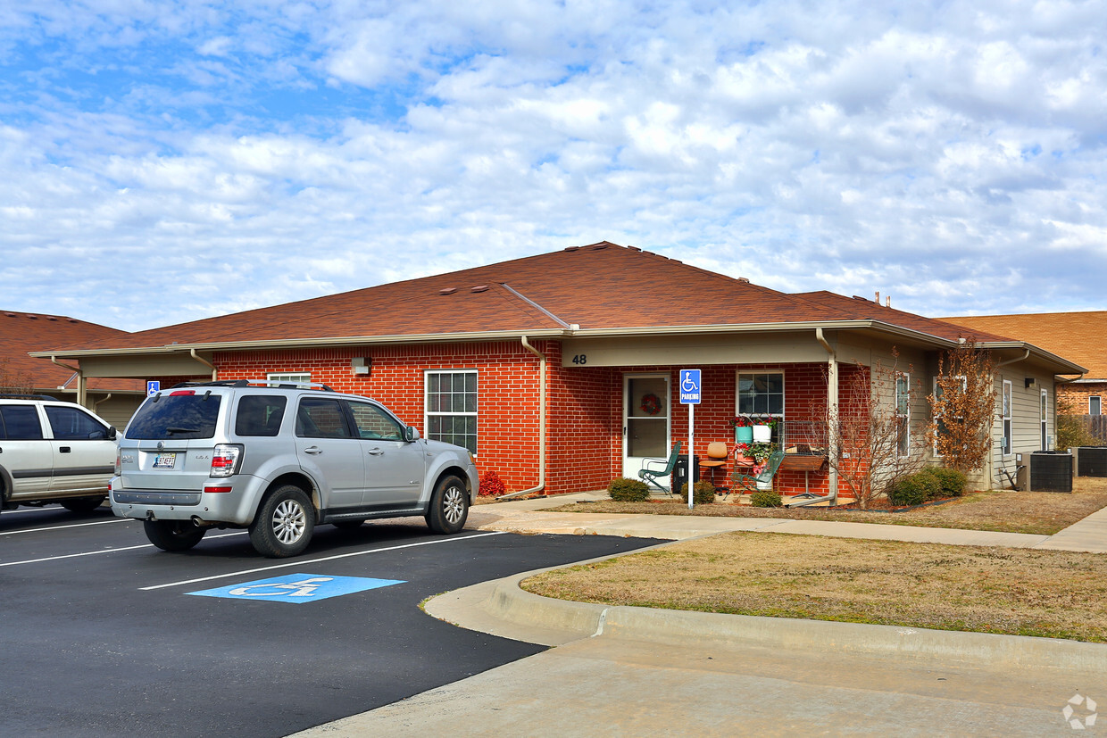 Building Photo - East Oaks Village Apartments