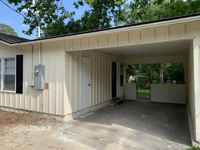 Building Photo - 504 Karen Dr