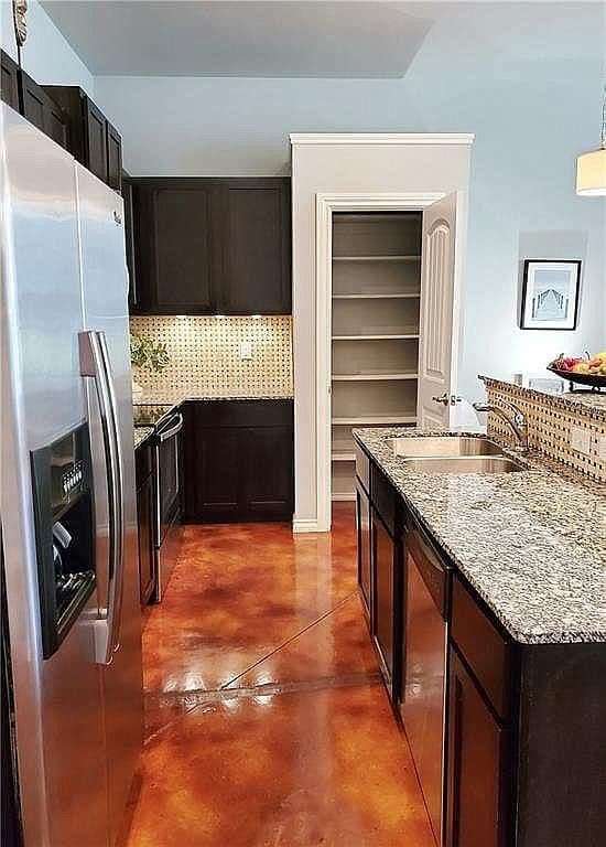 Building Photo - 477 S Fretz Ave