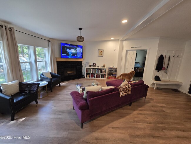 Foto del edificio - 328 Groves Point Cir