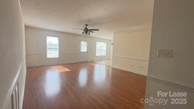Foto del edificio - 5316 Oaktree Dr