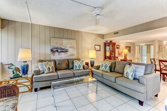 Building Photo - 2070 Beachwood Rd
