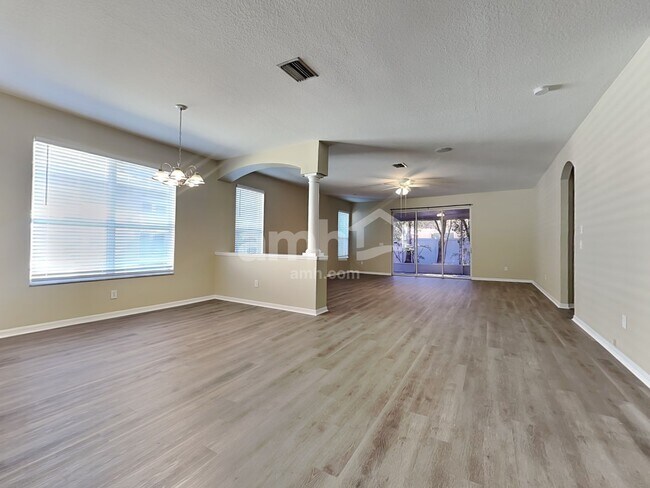 Foto del edificio - 5018 Sky Blue Dr