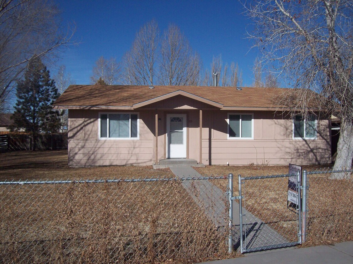 Primary Photo - 204 Spruce Dr