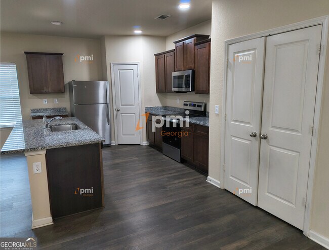 Foto del edificio - 101 Cypress Point