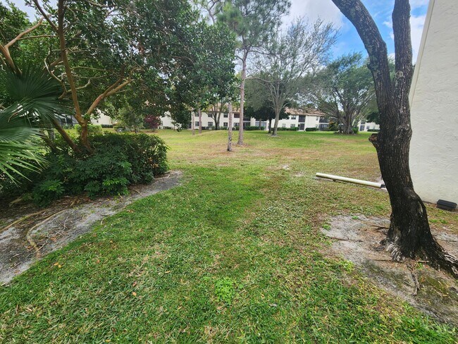 Building Photo - 3345 Lucerne Park Dr