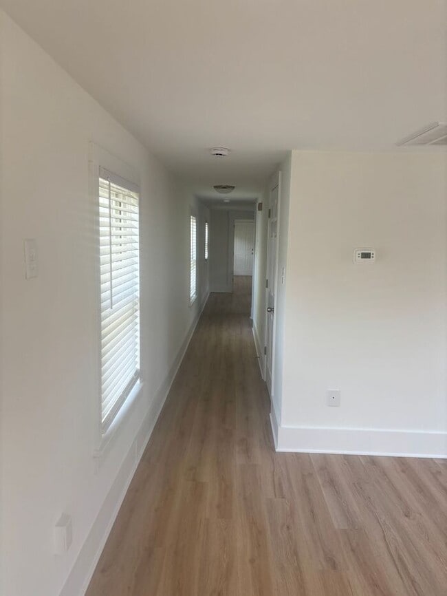 Building Photo - 2 Bedroom 1 Bath