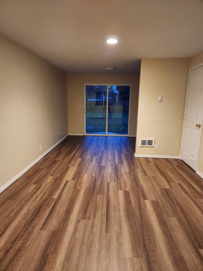 Building Photo - 2bed 1.5 bath Duplex