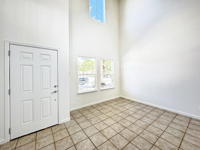Foto del edificio - Wonderful 2 Story 3 BR Home in Loma Colorado