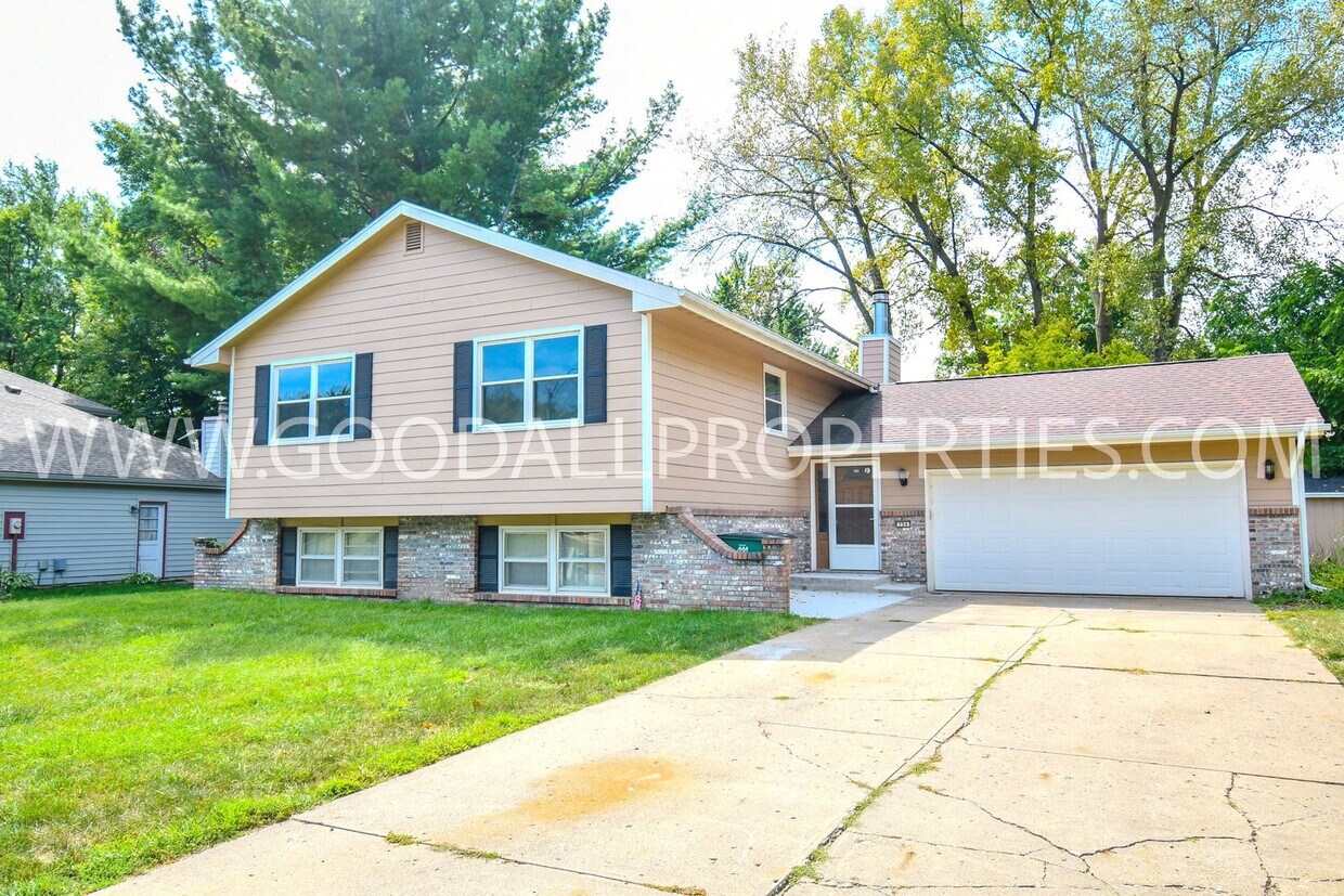 Primary Photo - 3 Bedroom 2.5 Bath Newly Remodeled Home in...