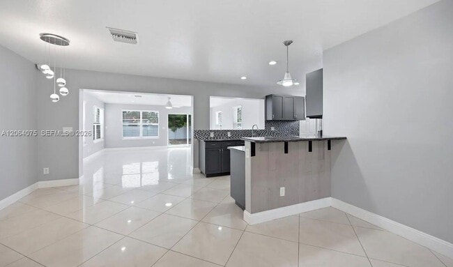 Building Photo - 434 Australian Cir