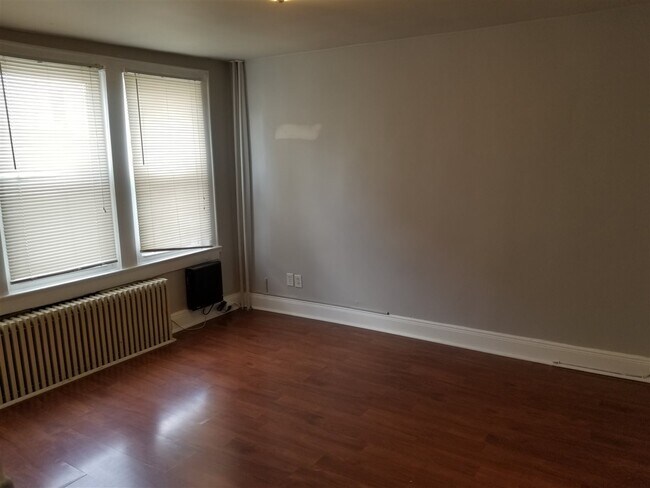 Building Photo - 323-325 5th St
