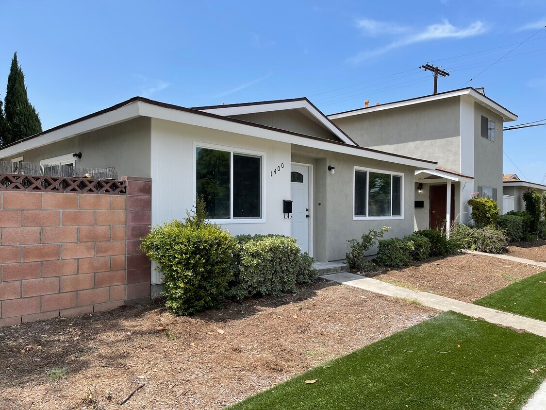 Building Photo - 1400 W Valencia Dr