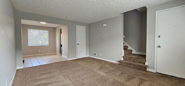 Foto del edificio - Cozy 2 bed 1 bath  townhouse with attached...