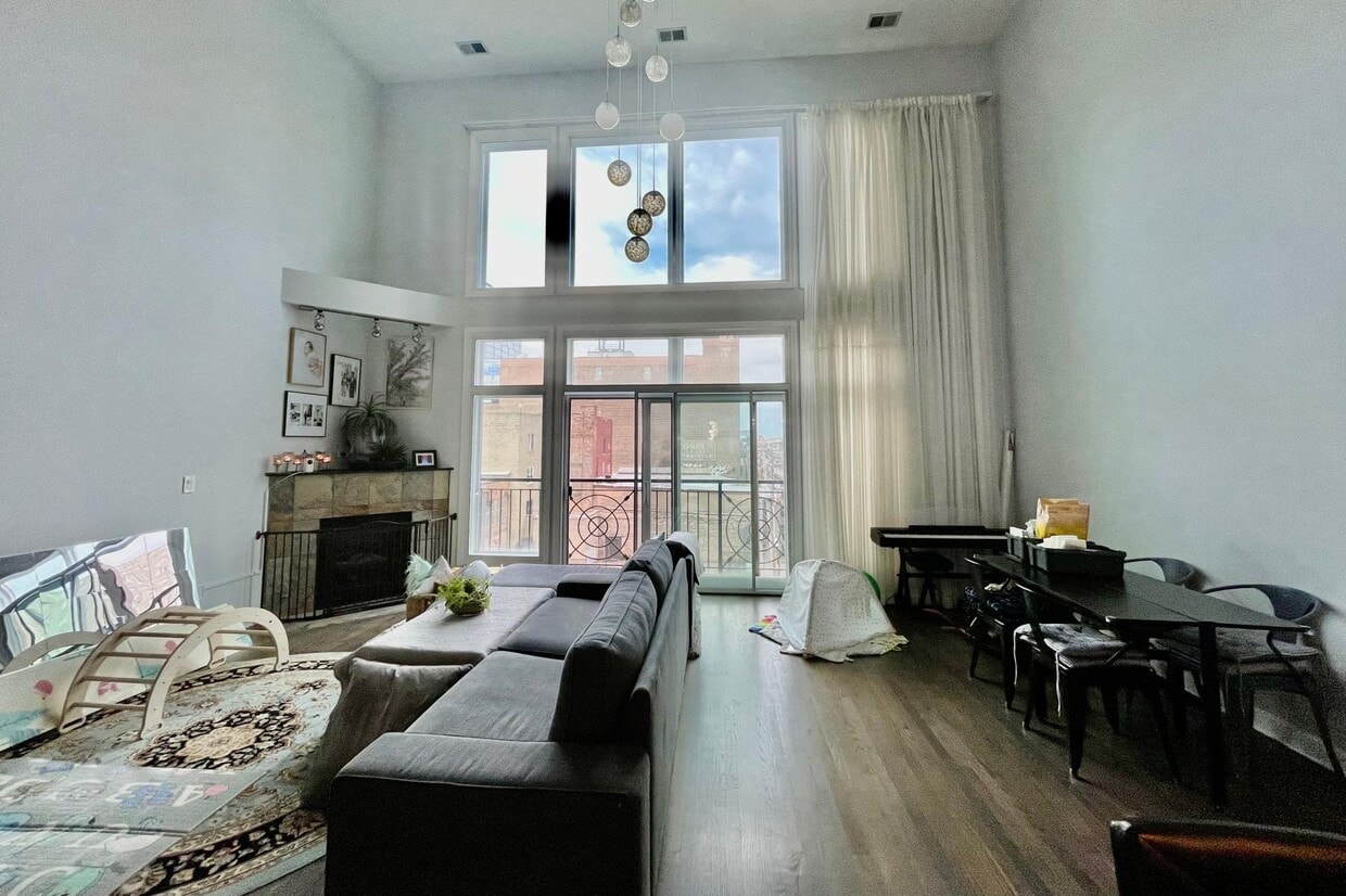 Primary Photo - 18 E Cullerton St