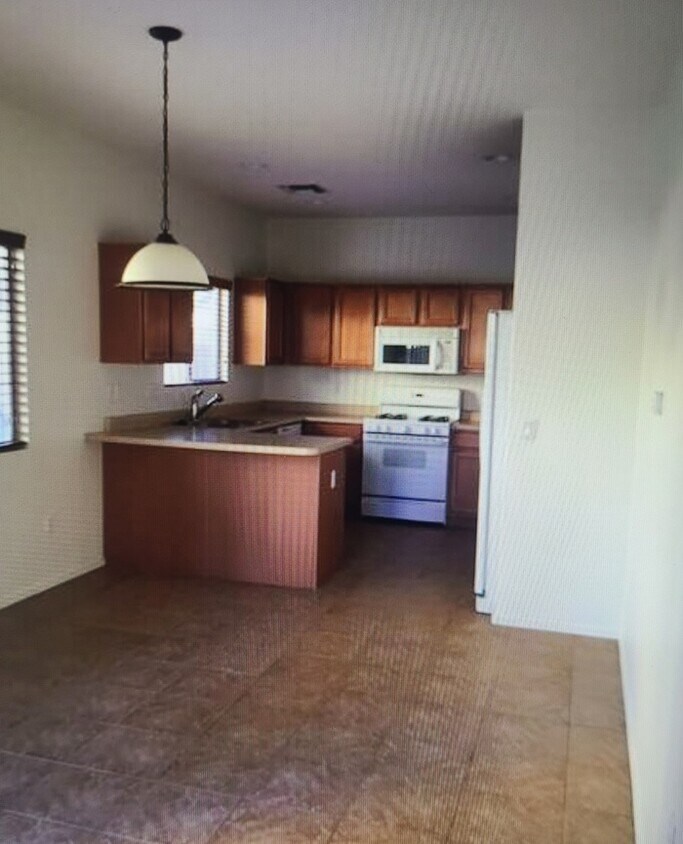 Foto del edificio - Beautiful 4-bedroom 3-bathroom - GREAT LOC...