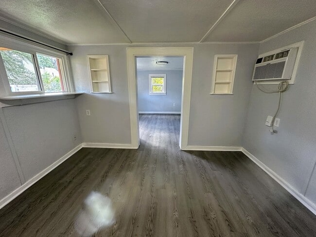 Building Photo - 833 1/2 Bross Street