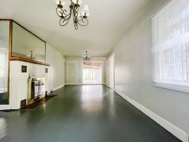 Building Photo - Attached Garage