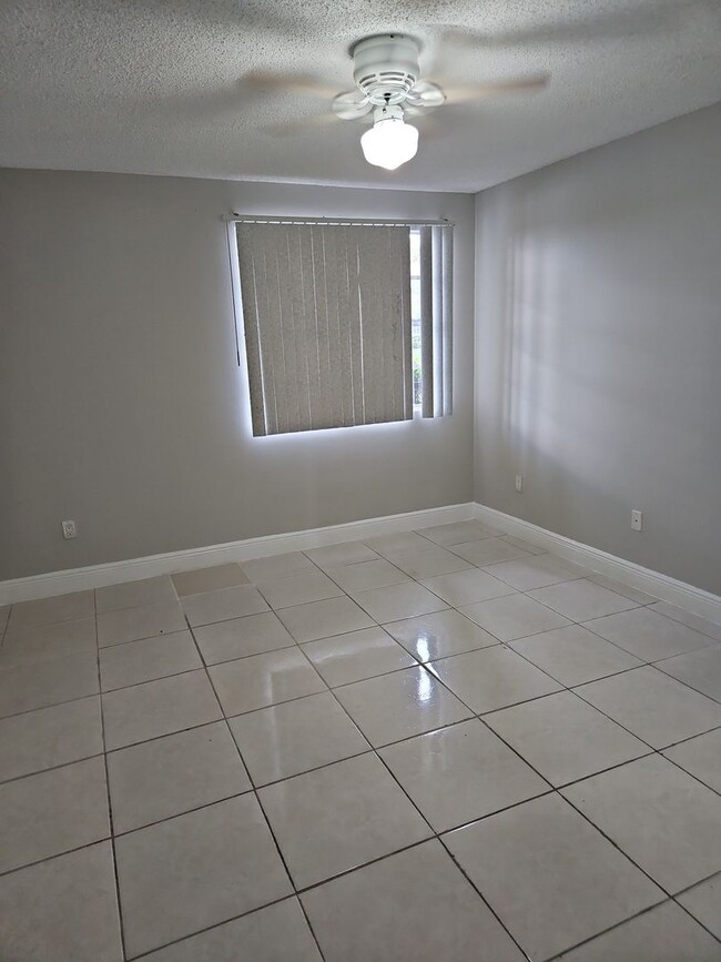 Building Photo - Pretty 1/1 in Gated Community w/Awesome Am...