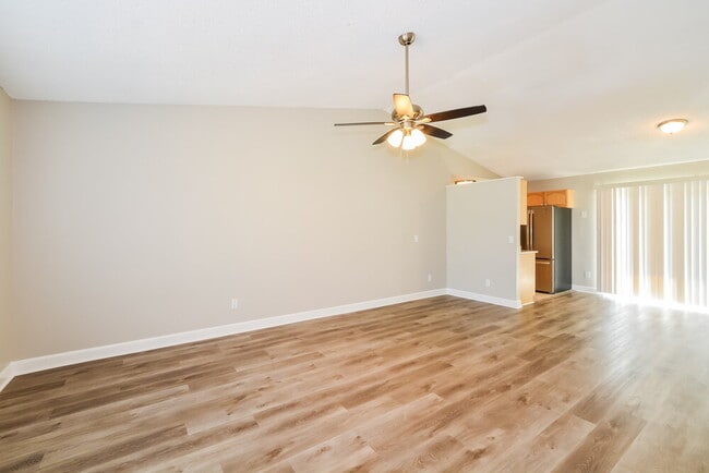 Foto del edificio - 426 Iowa Woods Cir E