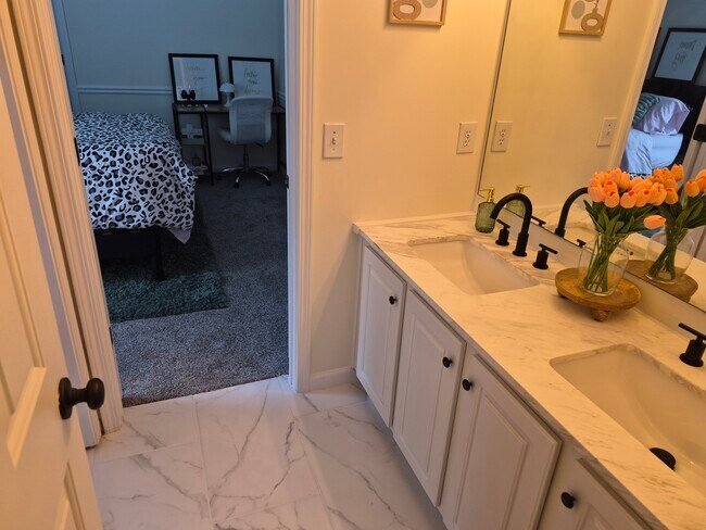 Foto del edificio - 4315 Rosemont Dr