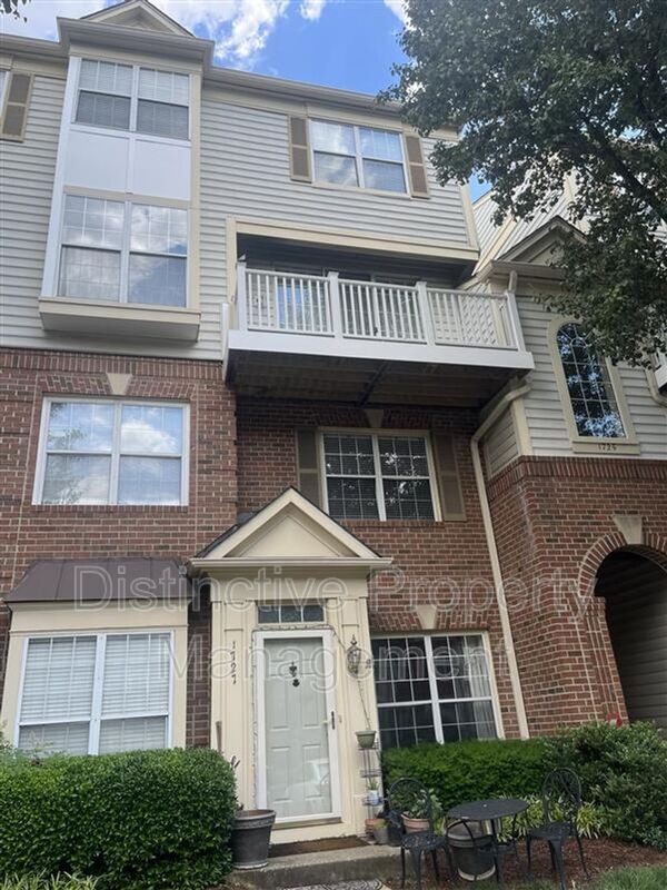 Building Photo - 1727 Kingsgate Ct