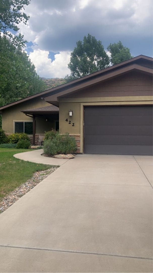 Building Photo - 422 Horse Thief Ln