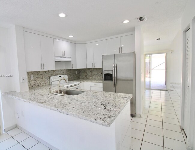 Foto del edificio - 10245 NW 57th St
